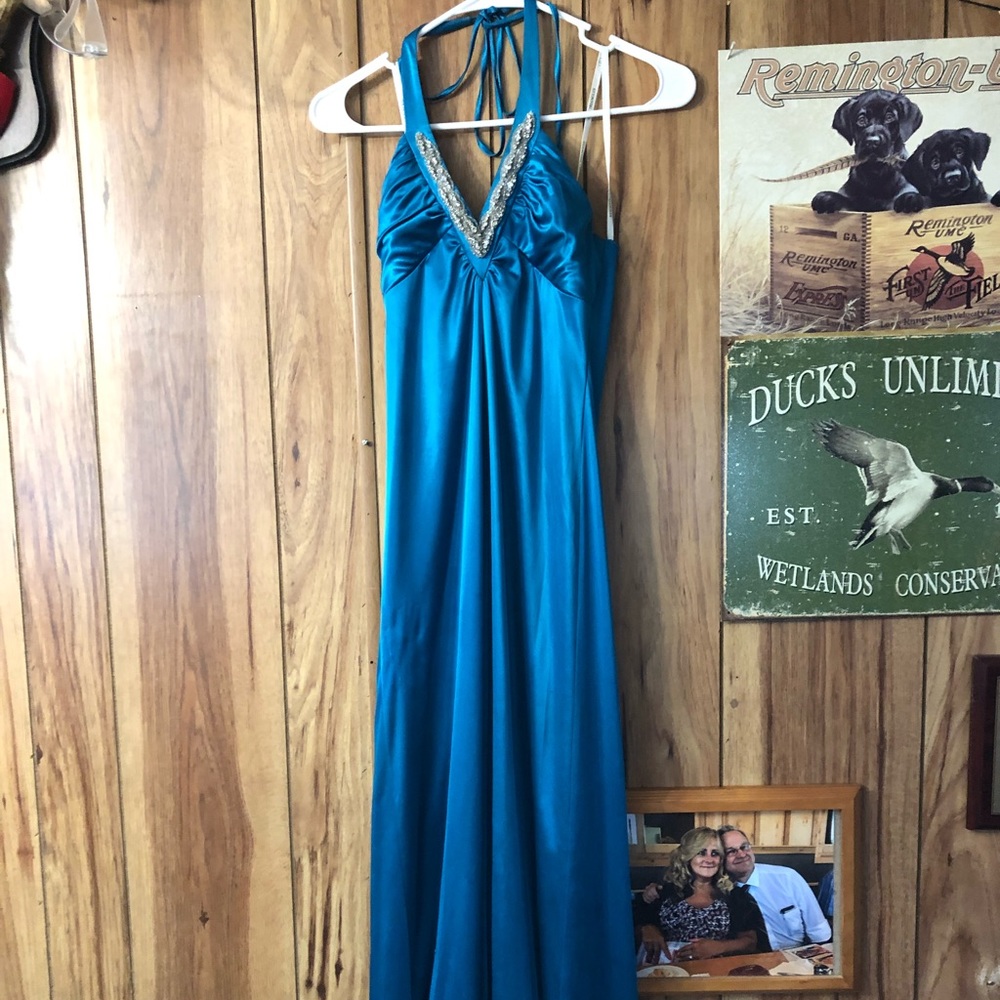 Beautiful dress ideal for school dances!